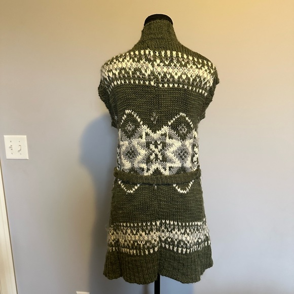 Sleeveless Green and White Knit Cardigan with Belt - Picture 2 of 4